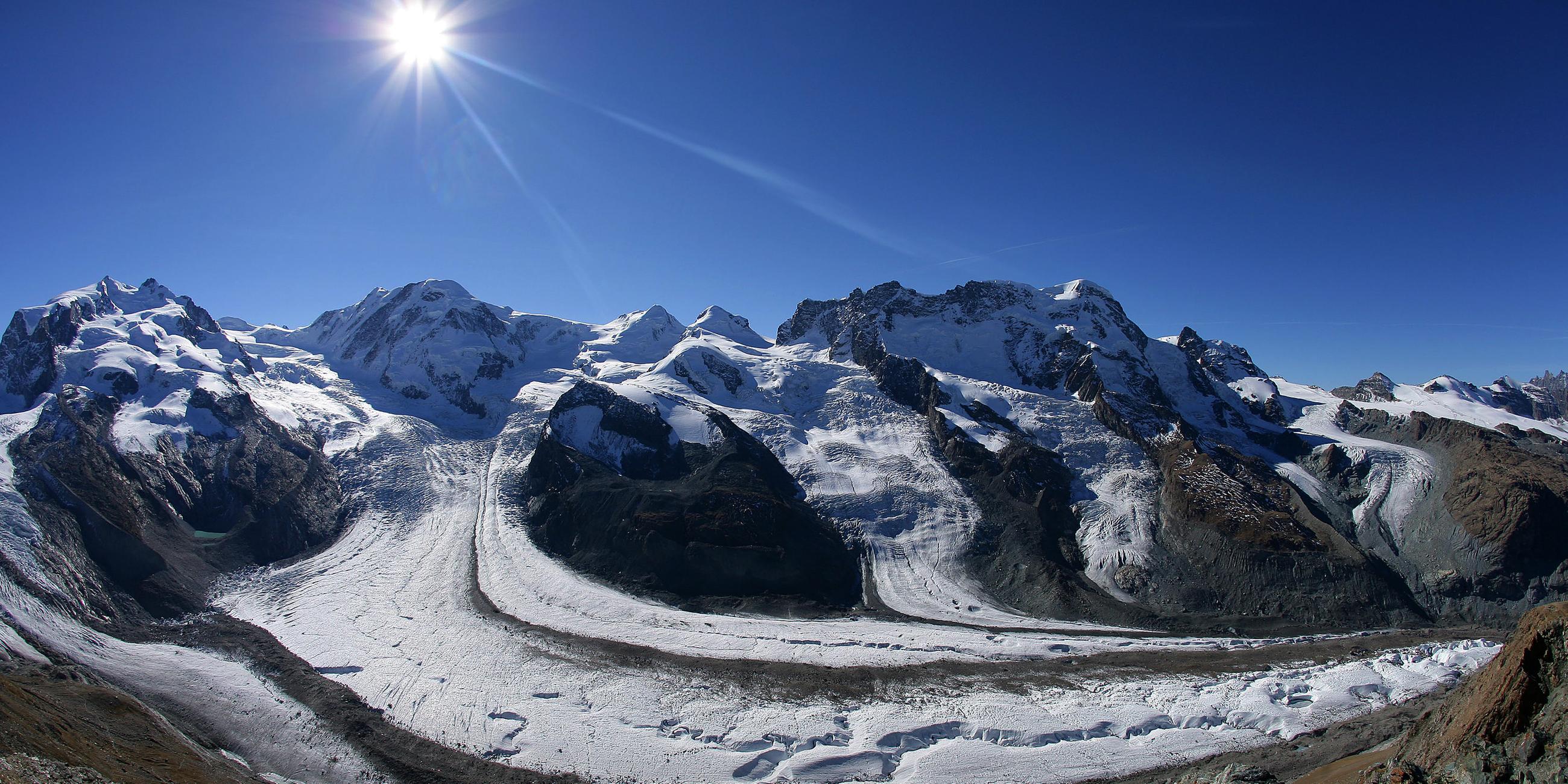 Blick vom 3089 Metern hohen Gornergrat auf den Grenz- und Gornergletscher in den Alpen unweit von Zermatt