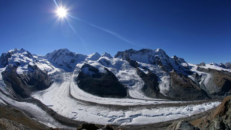 Blick vom 3089 Metern hohen Gornergrat auf den Grenz- und Gornergletscher in den Alpen unweit von Zermatt