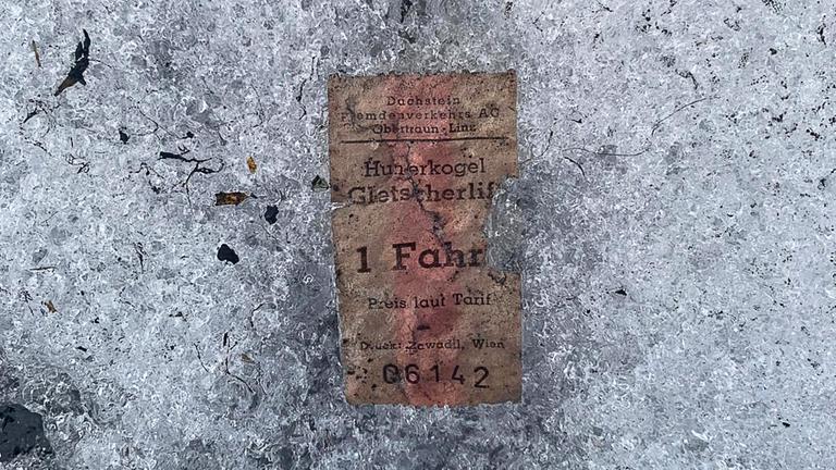 Eine Fahrkarte eines Skilifts aus den 1970er-Jahren.