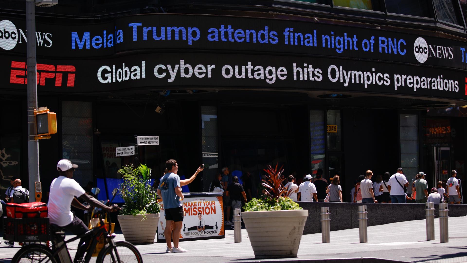  Global Cyber Outage information displayed on a Screen in Times Square New York, New York, USA, 19 July 2024. Companies and institutions around the world have been affected on 19 July by a major computer outage in systems running Microsoft Windows linked to a faulty CrowdStrike cyber-security software update.