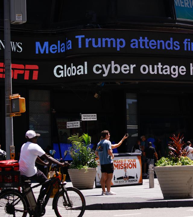  Global Cyber Outage information displayed on a Screen in Times Square New York, New York, USA, 19 July 2024. Companies and institutions around the world have been affected on 19 July by a major computer outage in systems running Microsoft Windows linked to a faulty CrowdStrike cyber-security software update.
