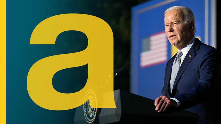 Joe Biden steht an Rednerpult und spricht, daneben großes gelbes a