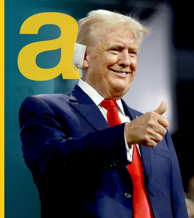Donald Trump mit Verband am Ohr hält den rechten Daumen hoch und lächelt