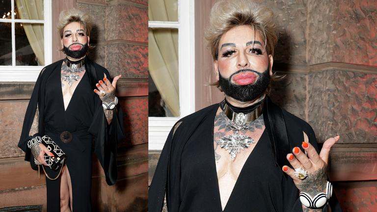 Harald Glööckler ist in einem extravaganten Outfit zu sehen.