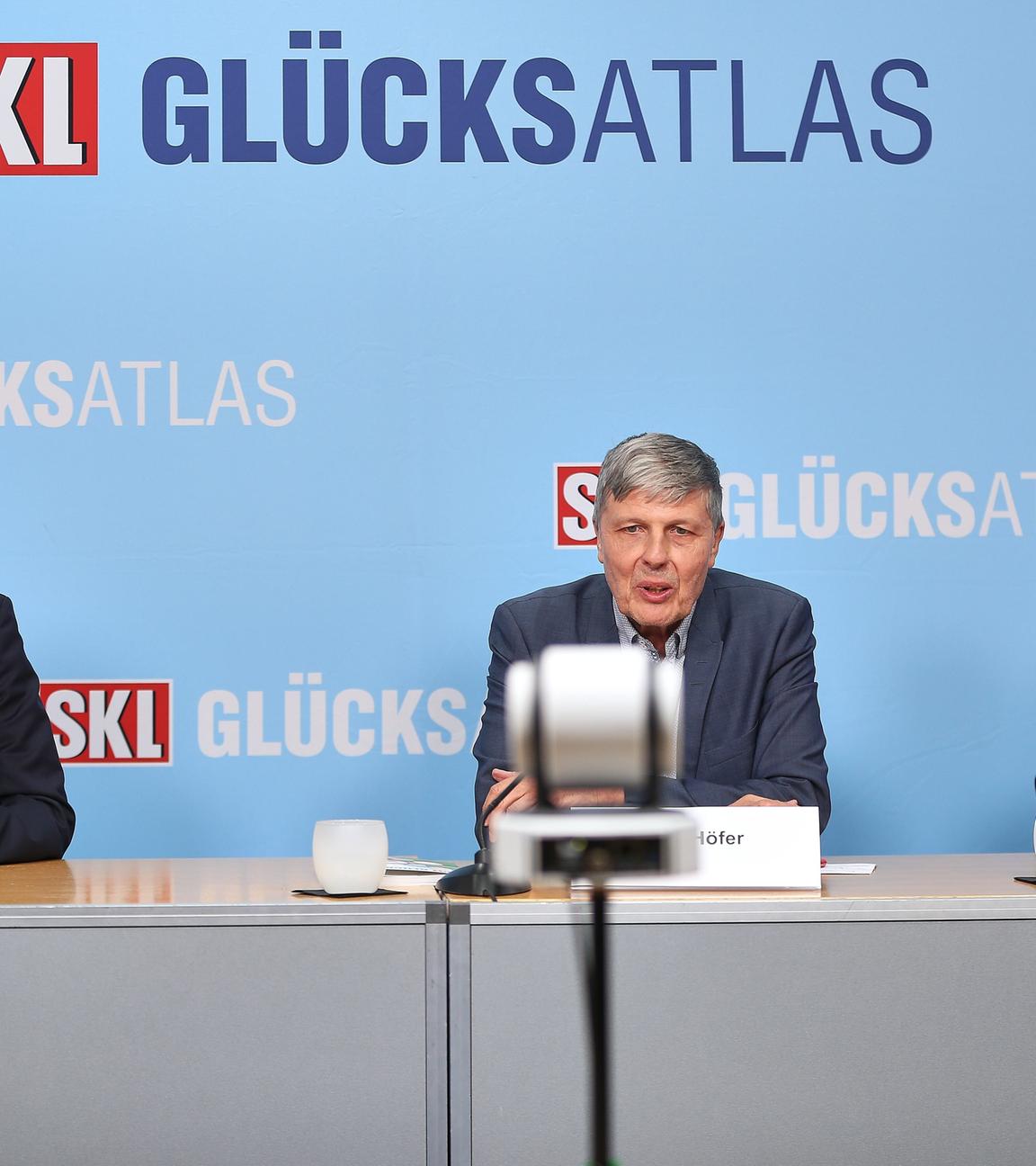 Pressekonferenz: SKL Gluecksatlas 2025: L-R: Bernd Raffelhueschen, Max Hoefer und Bettina Rothaermel