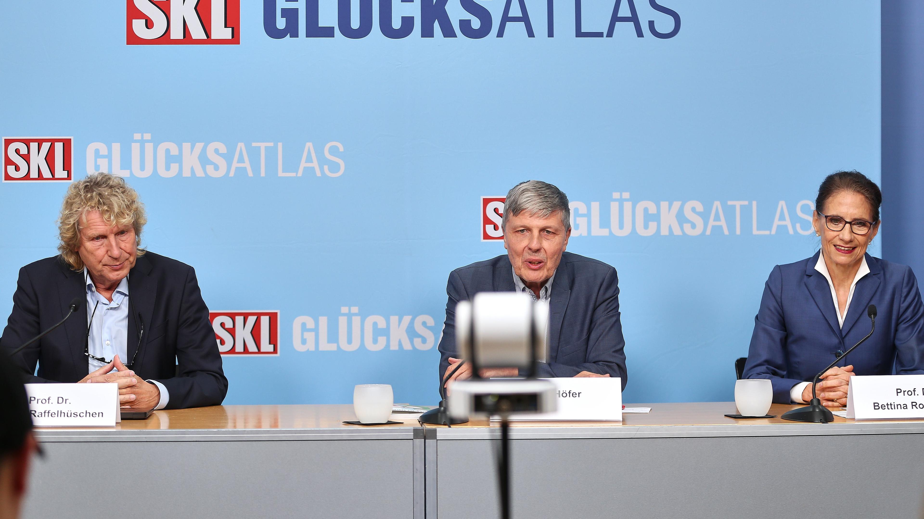 Pressekonferenz: SKL Gluecksatlas 2025: L-R: Bernd Raffelhueschen, Max Hoefer und Bettina Rothaermel