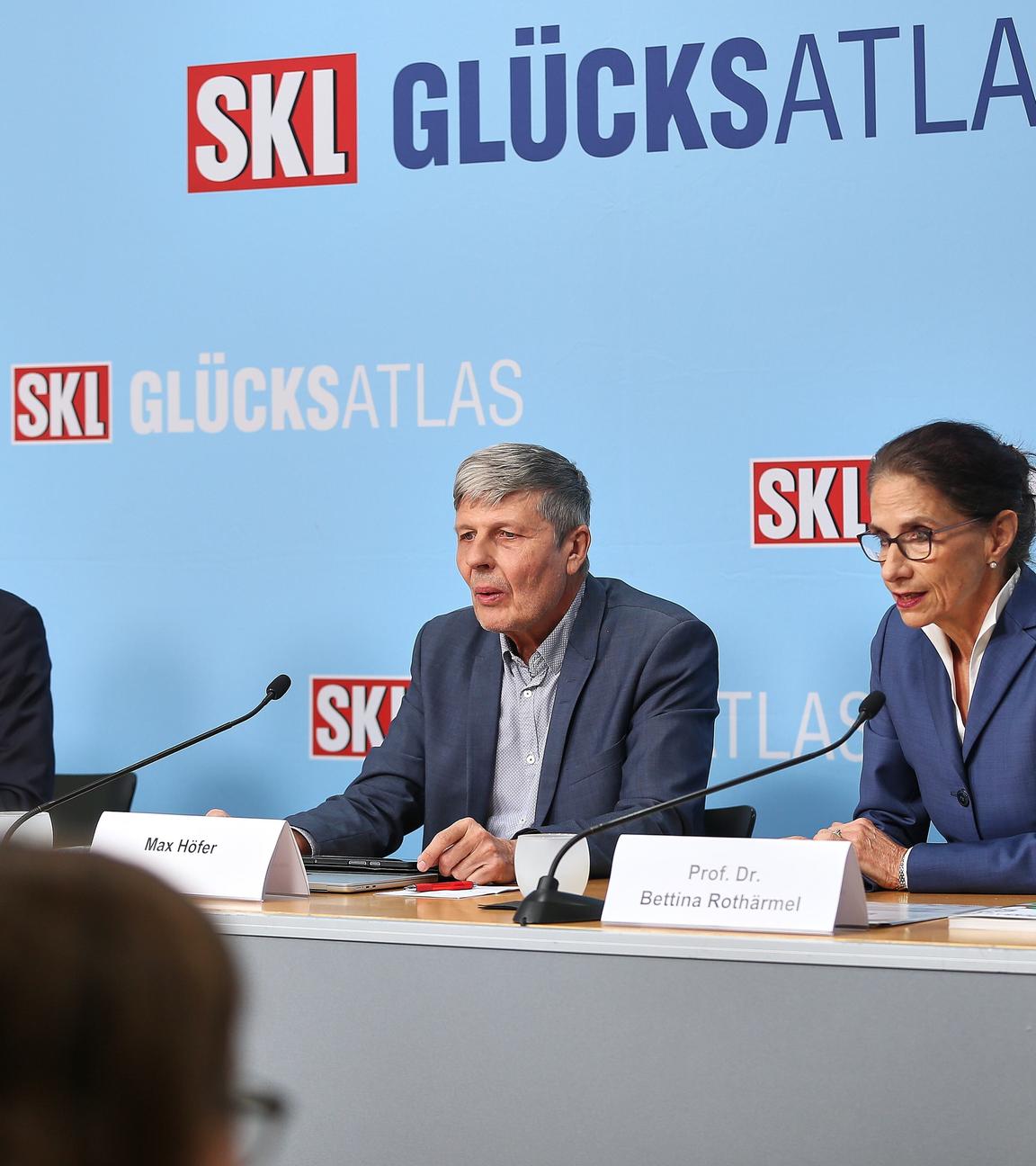 SKL Gluecksatlas 2025: L-R: Bernd Raffelhueschen, Max Hoefer und Bettina Rothaermel