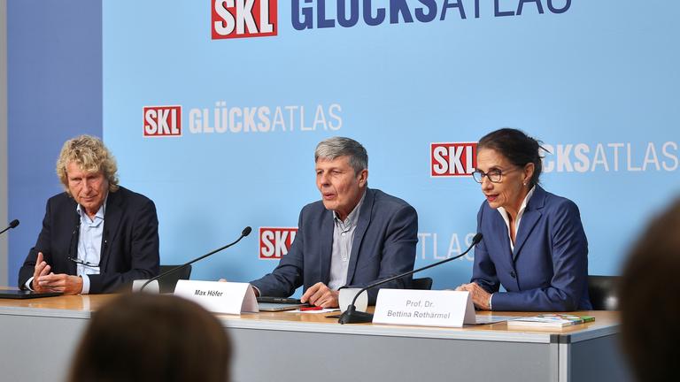 SKL Gluecksatlas 2025: L-R: Bernd Raffelhueschen, Max Hoefer und Bettina Rothaermel