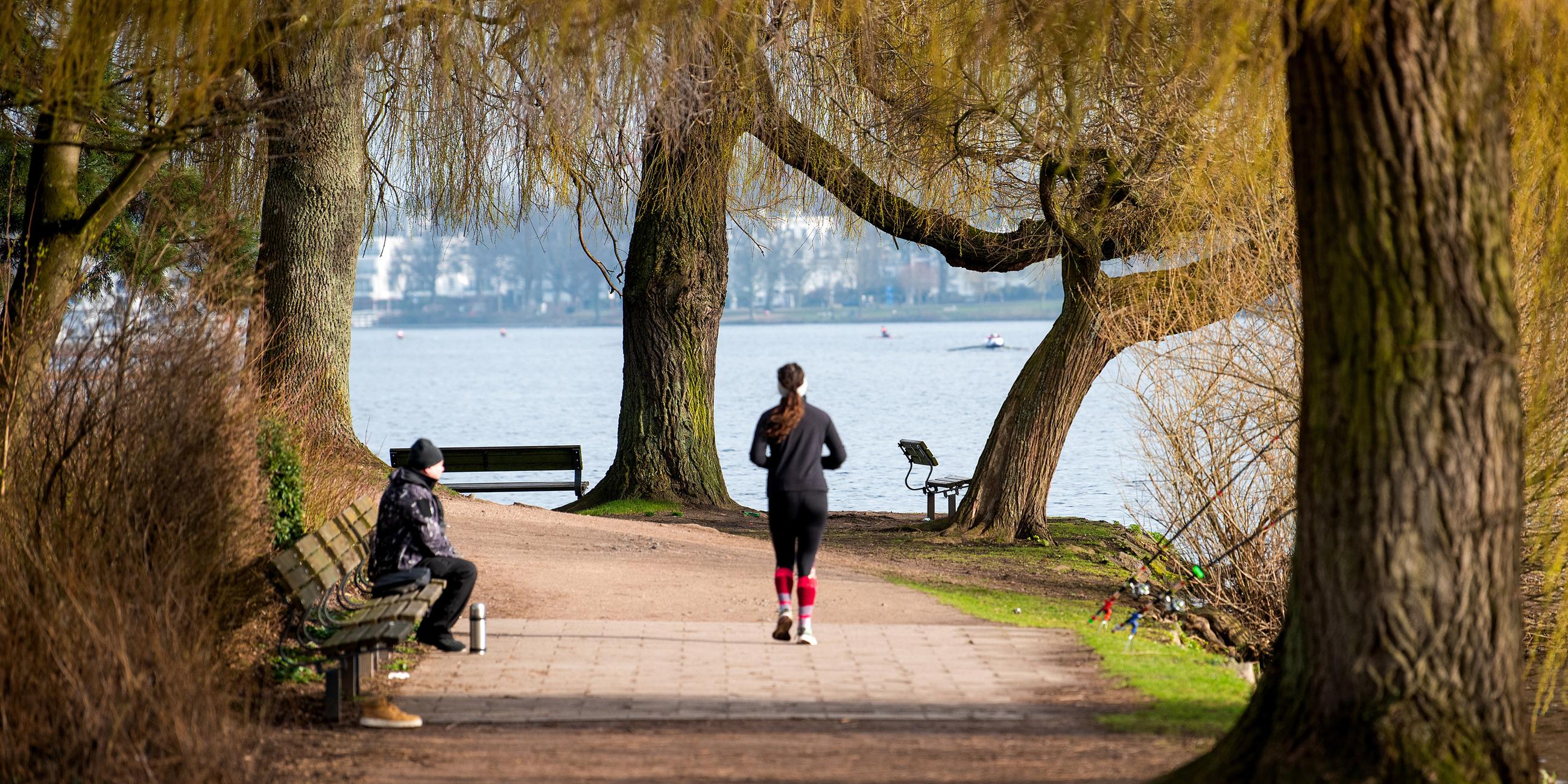 Eine Joggerin ist an der Außenalster in Hamburg unterwegs, aufgenommen am 02.03.2024