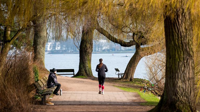 Eine Joggerin ist an der Außenalster in Hamburg unterwegs, aufgenommen am 02.03.2024