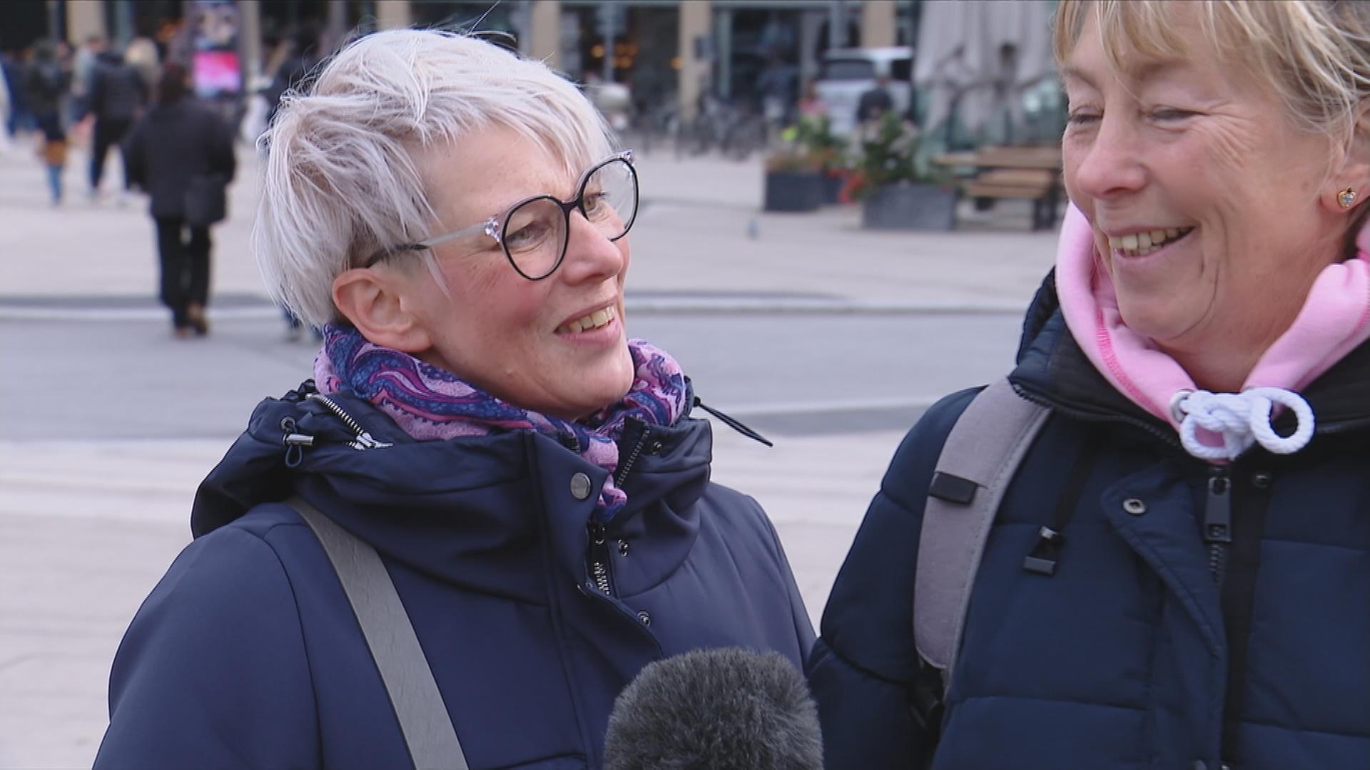Frauen Interview auf der Straße