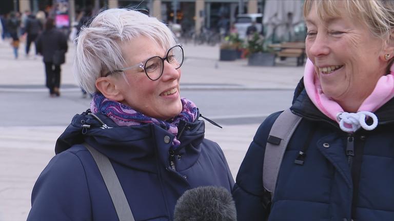 Frauen Interview auf der Straße