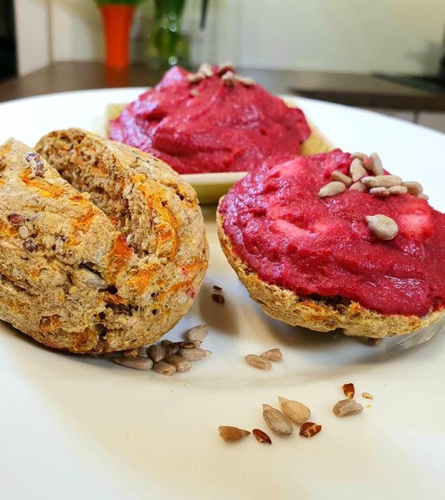 Glutenfreie Brötchen mit Rote-Beete-Aufstrich