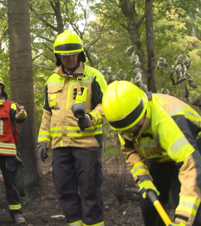 Die Feuerwehr demonstriert ZDF-Reporter Peter Böhmer in der Eifel, wie sie Glutnester löschen.