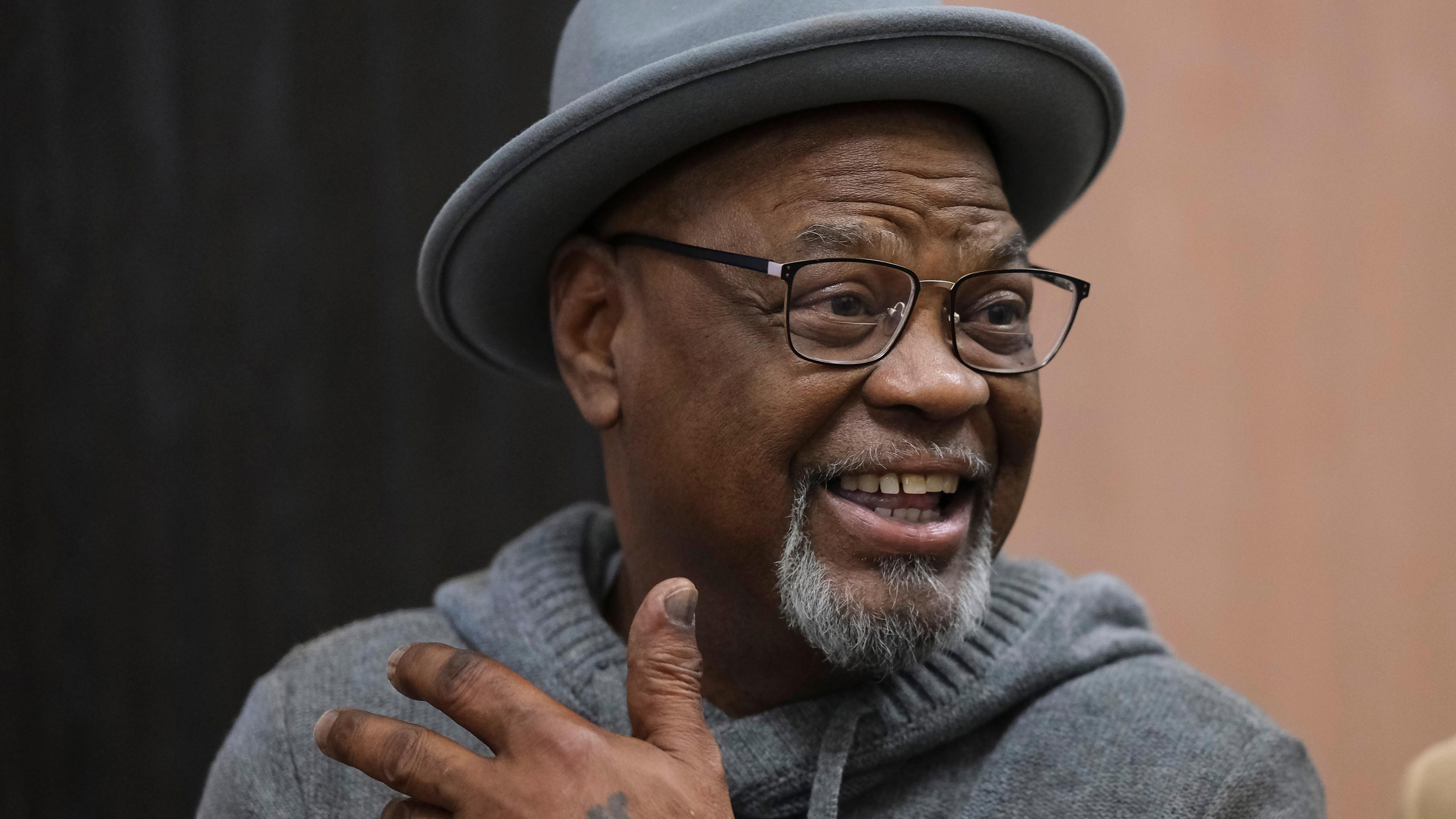 Glynn Simmons reagiert, nachdem er das Gerichtsgebäude verlassen hat am 19.12.2023.
