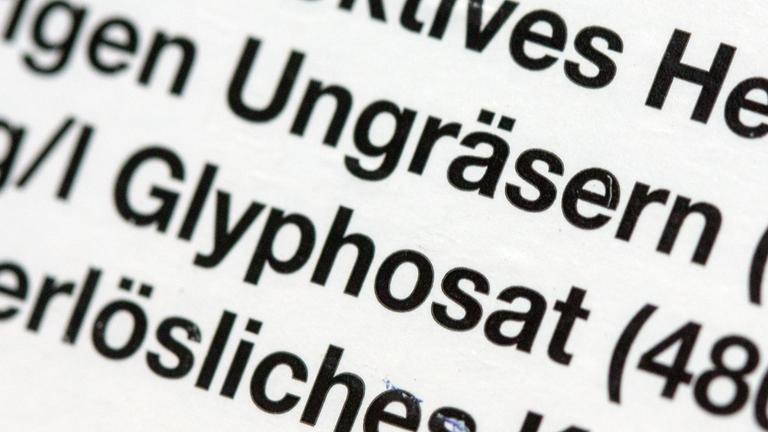 Auf einem Etikett ist der Begriff "Glyphosat" zu lesen. 