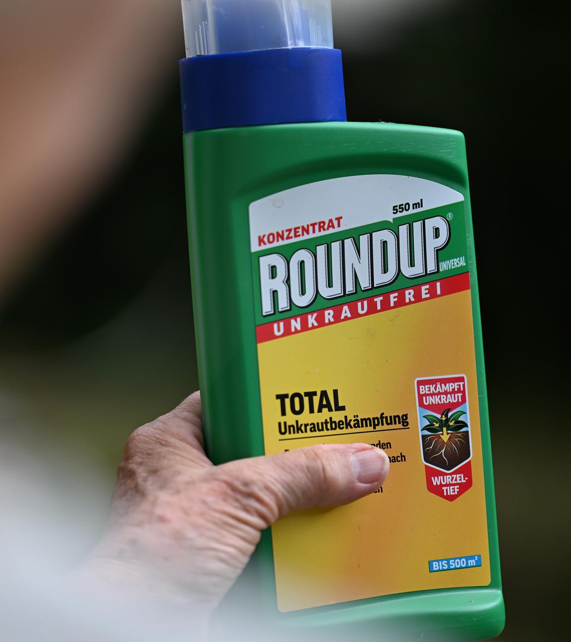 Man sieht eine Glyphosat Flasche