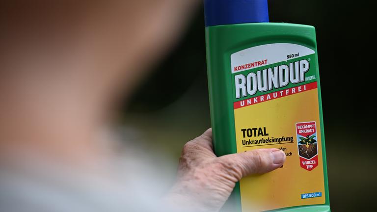 Man sieht eine Glyphosat Flasche