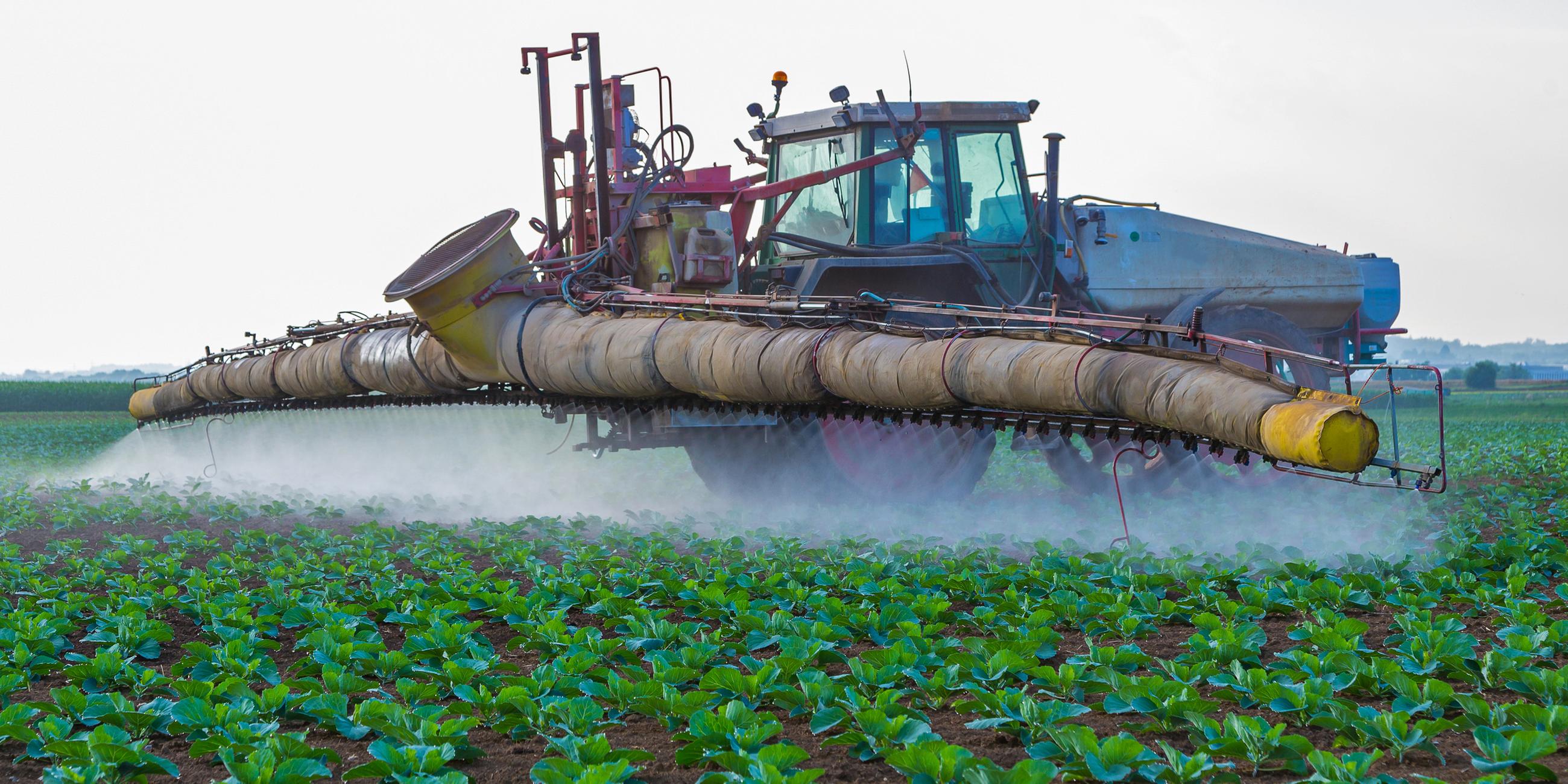 Archiv: Traktor sprüht Glyphosat