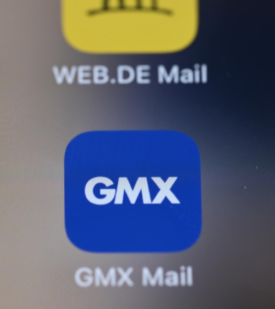 Die Apps verschiedener Mailservice-Anbieter, darunter GMX, Web.de, Yahoo und Gmail, sind auf einem Smartphone zu sehen.