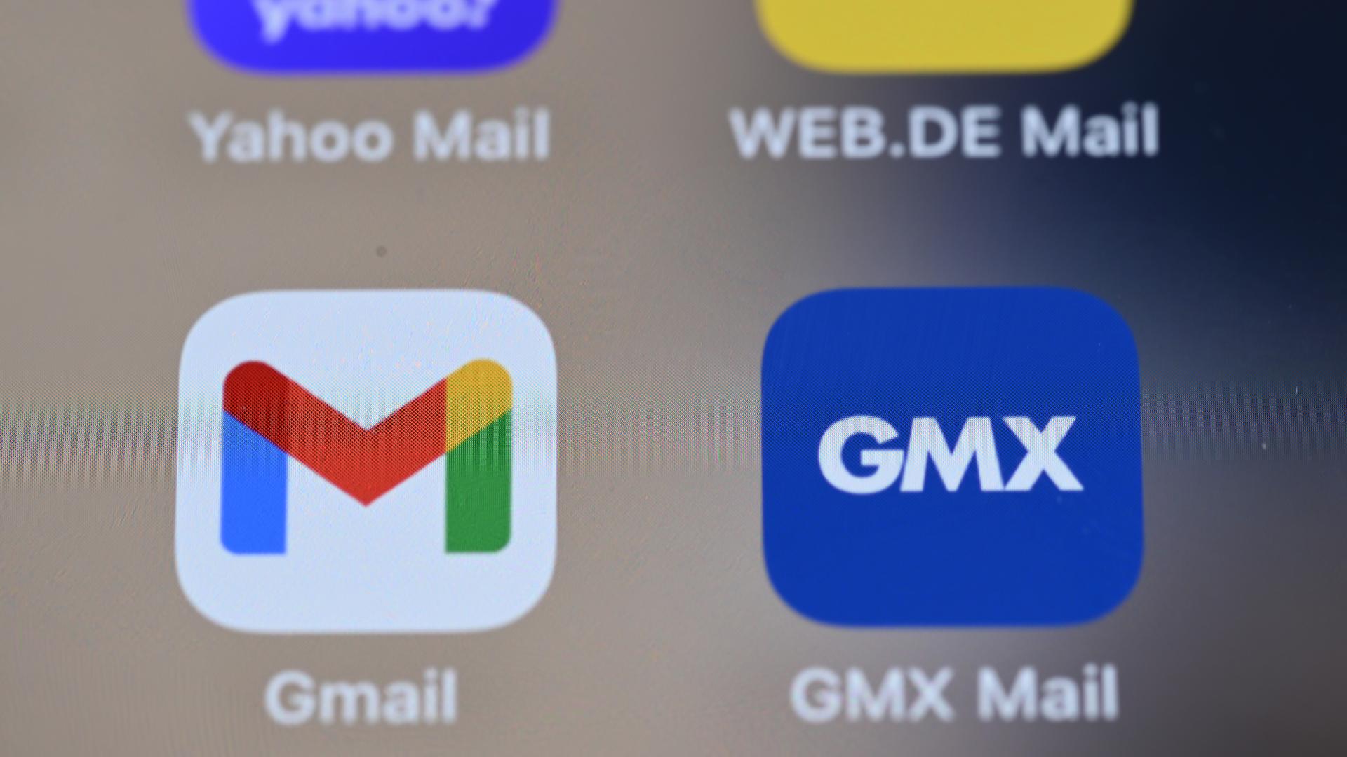 Die Apps verschiedener Mailservice-Anbieter, darunter GMX, Web.de, Yahoo und Gmail, sind auf einem Smartphone zu sehen.
