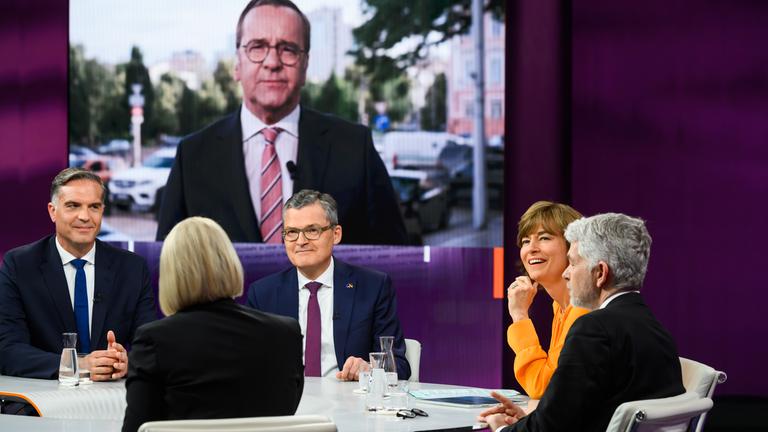 von links: Fred Pleitgen, Roderich Kiesewetter, Maybrit Illner, Carlo Masala, Cathryn Clüver AshbrookSchalte: Boris Pistorius