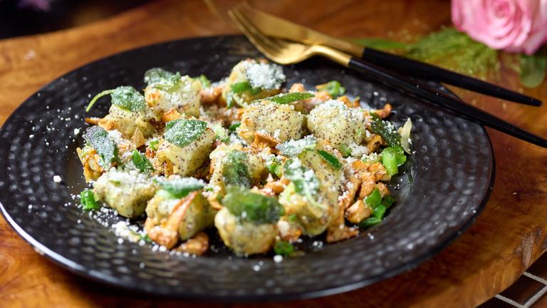 Blaumohn-Kartoffelgnocchi mit Pfifferlingen