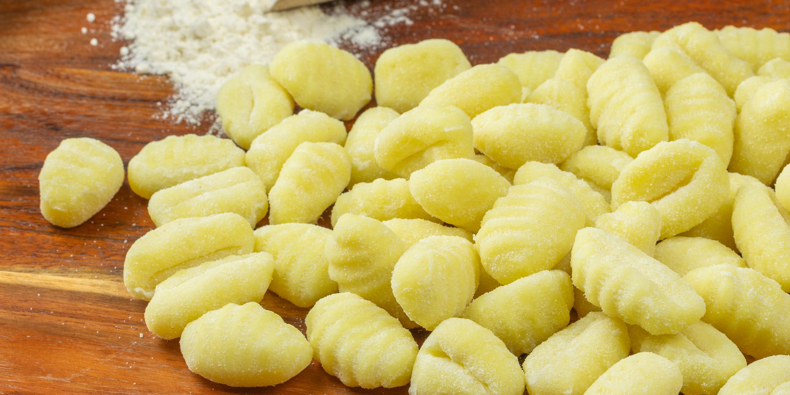 Gegrillte Gnocchi-Spieße mit mediterranem Dip