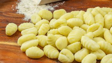 Gegrillte Gnocchi-Spieße mit mediterranem Dip