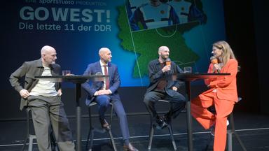 Die Gäste der Premiere des ZDF-Dokumentation "Go West!" auf der Bühne in Dresden.