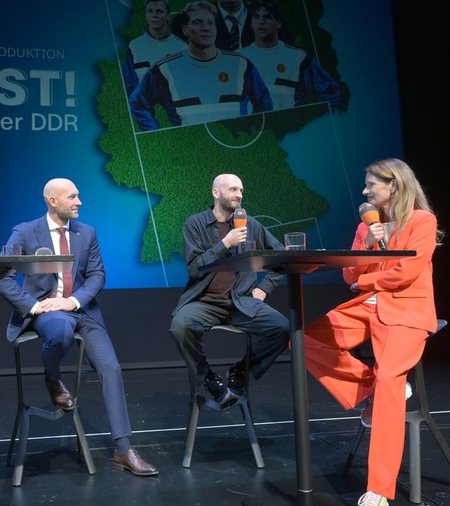 Die Gäste der Premiere des ZDF-Dokumentation "Go West!" auf der Bühne in Dresden.