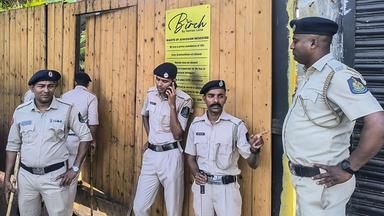 Die verkohlten Innenräume eines Nachtclubs, der am frühen Morgen des 07.12.2025 in Brand geraten war, sind im indischen Arpora, Goa, zu sehen.