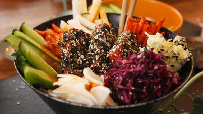 Gochujang Nudel Bowl mit Sticky Tofu