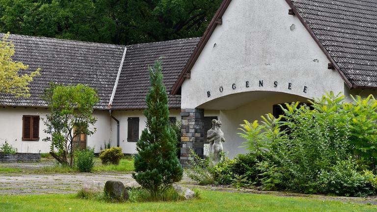 Archiv: Blick auf den ehemaligen Landsitz von NS-Propagandaminister Goebbels auf dem Gelände der früheren FDJ-Hochschule in Bogensee nahe Wandlit.