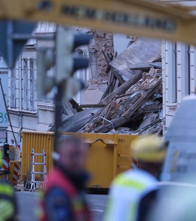 Sachsen, Görlitz: Blick auf den Schuttberg des eingestürzten Wohnhauses in der Innenstadt. Das Haus aus der Gründerzeit war am Vorabend eingestürzt, Retter suchen noch nach Vermissten. Als Ursache wird eine Gasexplosion vermutet