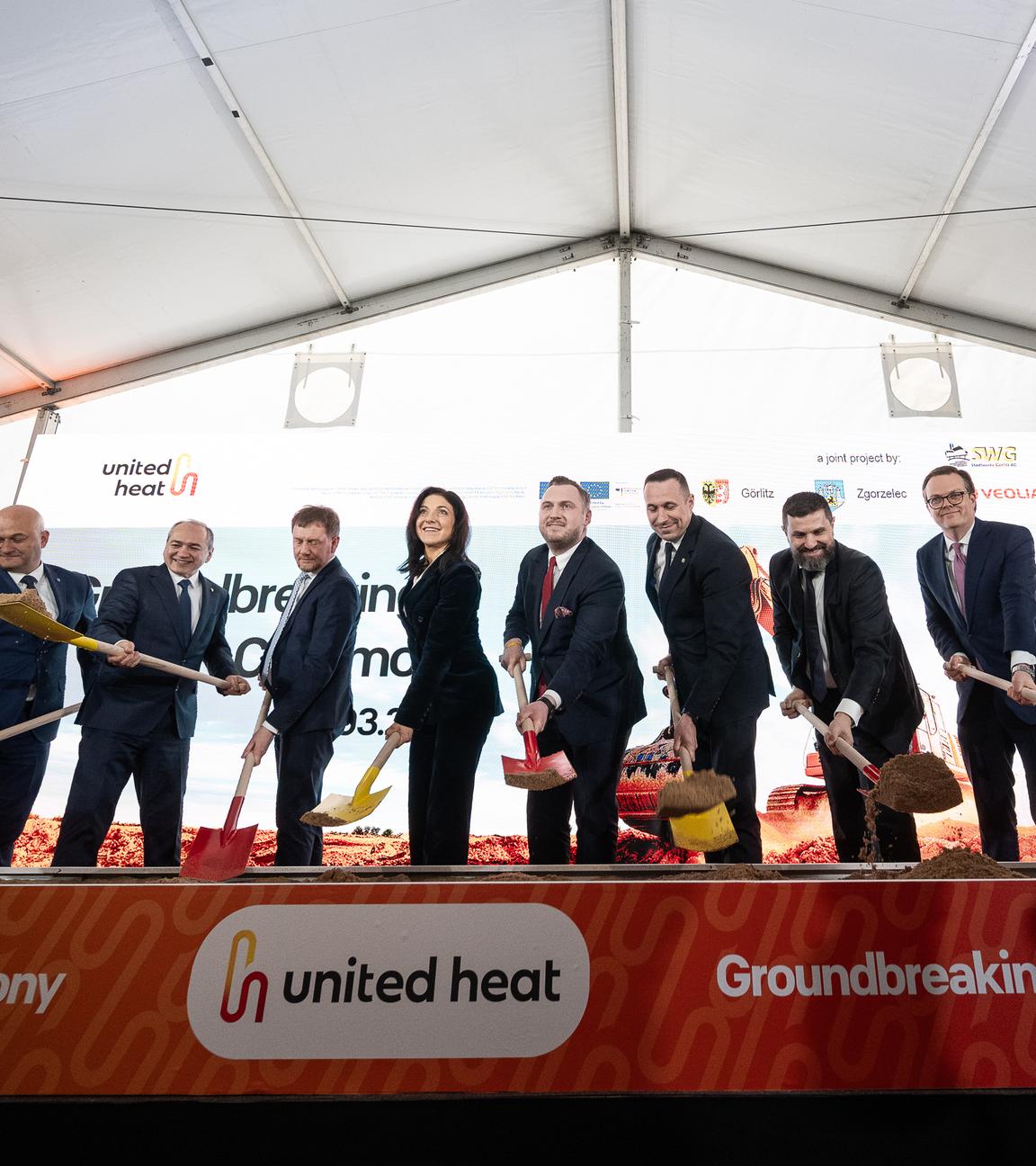 Matthias Block (l-r), Vorstandsvorsitzender der Stadtwerke Görlitz AG, Rafal Gronicz, Bürgermeister der Stadt Zgorzelec, Octavian Ursu, Oberbürgermeister der Stadt Görlitz, Michael Kretschmer, Ministerpräsident von Sachsen, Katherina Reiche, Bundesministerin für Wirtschaft und Energie, Konrad Wojnarowski, Unterstaatssekretär im Energieministerium von Polen, Pawel Gancarz, Marschall der Woiwodschaft Niederschlesien, Adam Kampa, Geschäftsführer Szczecinska Energetyka Cieplna Sp. Zoo, Marten Bunnemann, CEO E.ON Energy Infrastructure Solutions und Martin Ridder, COO Veolia Holding Deutschland, beim Spatenstich im Rahmen des Projekts «United Heat» in der Kläranlage Görlitz.