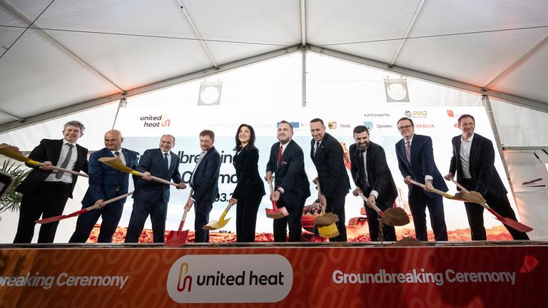 Matthias Block (l-r), Vorstandsvorsitzender der Stadtwerke Görlitz AG, Rafal Gronicz, Bürgermeister der Stadt Zgorzelec, Octavian Ursu, Oberbürgermeister der Stadt Görlitz, Michael Kretschmer, Ministerpräsident von Sachsen, Katherina Reiche, Bundesministerin für Wirtschaft und Energie, Konrad Wojnarowski, Unterstaatssekretär im Energieministerium von Polen, Pawel Gancarz, Marschall der Woiwodschaft Niederschlesien, Adam Kampa, Geschäftsführer Szczecinska Energetyka Cieplna Sp. Zoo, Marten Bunnemann, CEO E.ON Energy Infrastructure Solutions und Martin Ridder, COO Veolia Holding Deutschland, beim Spatenstich im Rahmen des Projekts «United Heat» in der Kläranlage Görlitz.