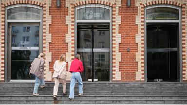 Besucher betreten ein Gebäude des Goethe-Instituts in Moskau.
