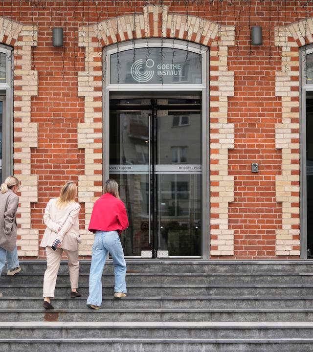 Besucher betreten ein Gebäude des Goethe-Instituts in Moskau.