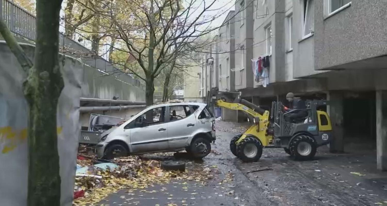 Seit Jahren herrschen schlimme Zustände in dem Wohnblock in Göttingen. Der Hausverwalter entsorgte nun 30 stillgelegte Autos aus der Tiefgarage.