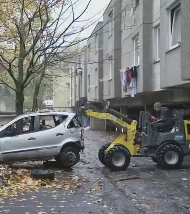 Seit Jahren herrschen schlimme Zustände in dem Wohnblock in Göttingen. Der Hausverwalter entsorgte nun 30 stillgelegte Autos aus der Tiefgarage.