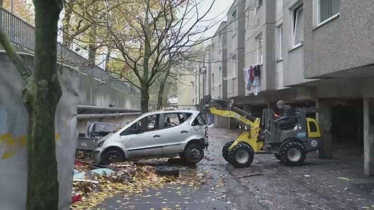 Seit Jahren herrschen schlimme Zustände in dem Wohnblock in Göttingen. Der Hausverwalter entsorgte nun 30 stillgelegte Autos aus der Tiefgarage.
