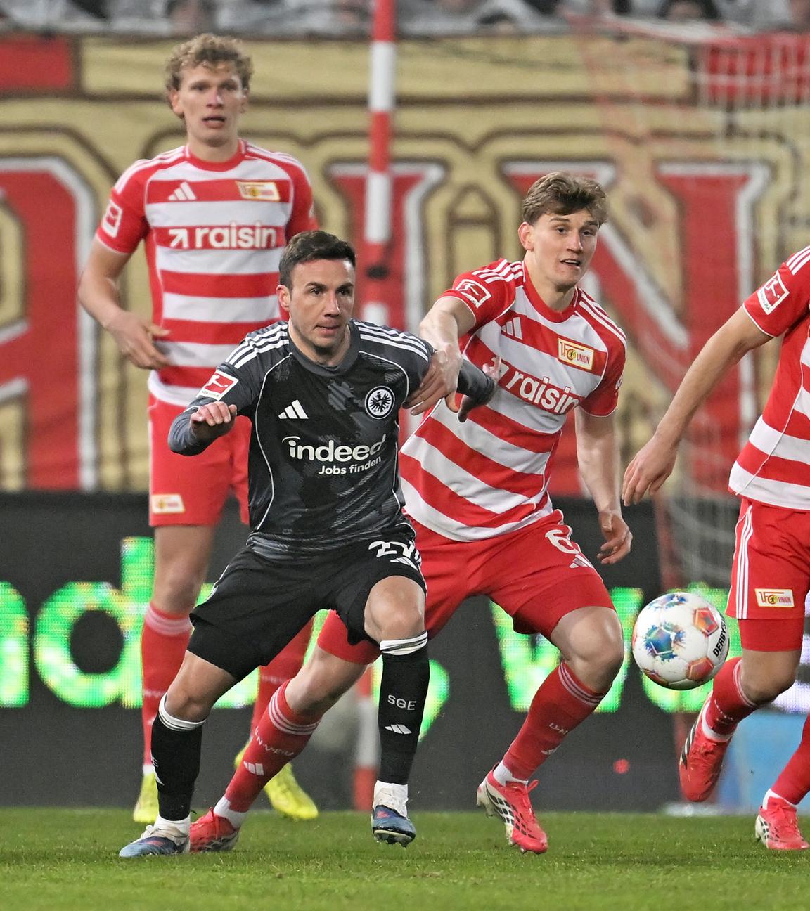 Eintracht Frankfurts Mario Götze wird im Bundesligaspiel gegen den 1. FC Union Berlin von seinen Kontrahenten András Schäfer, Aljoscha Kemlein und Rani Khedira verfolgt