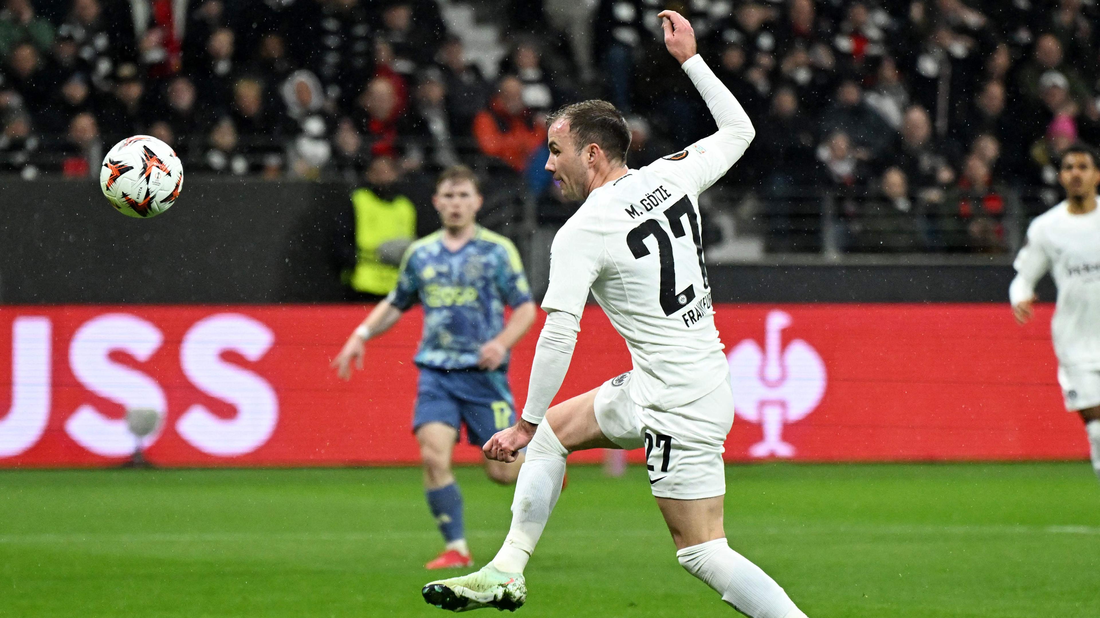 Mario Götze erzielt das 2:0 gegen Ajax Amsterdam im Achtelfinale der Europa League