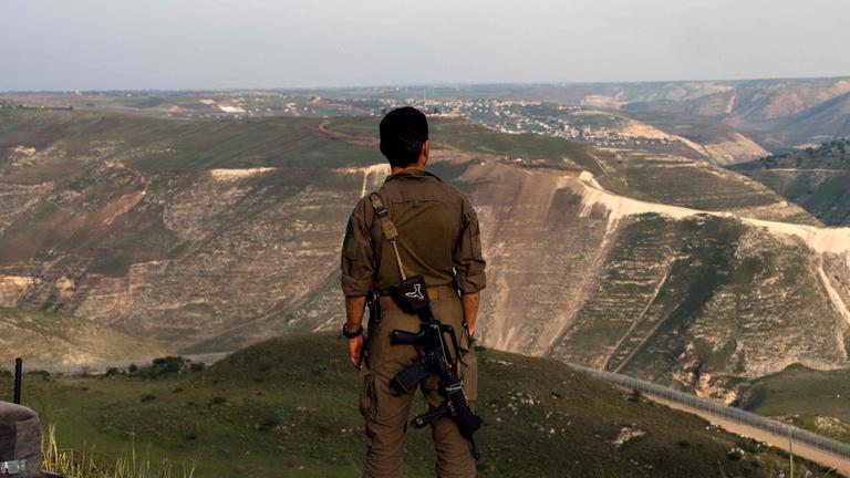 Israelischer Soladat blickt über die Golanhöhen.