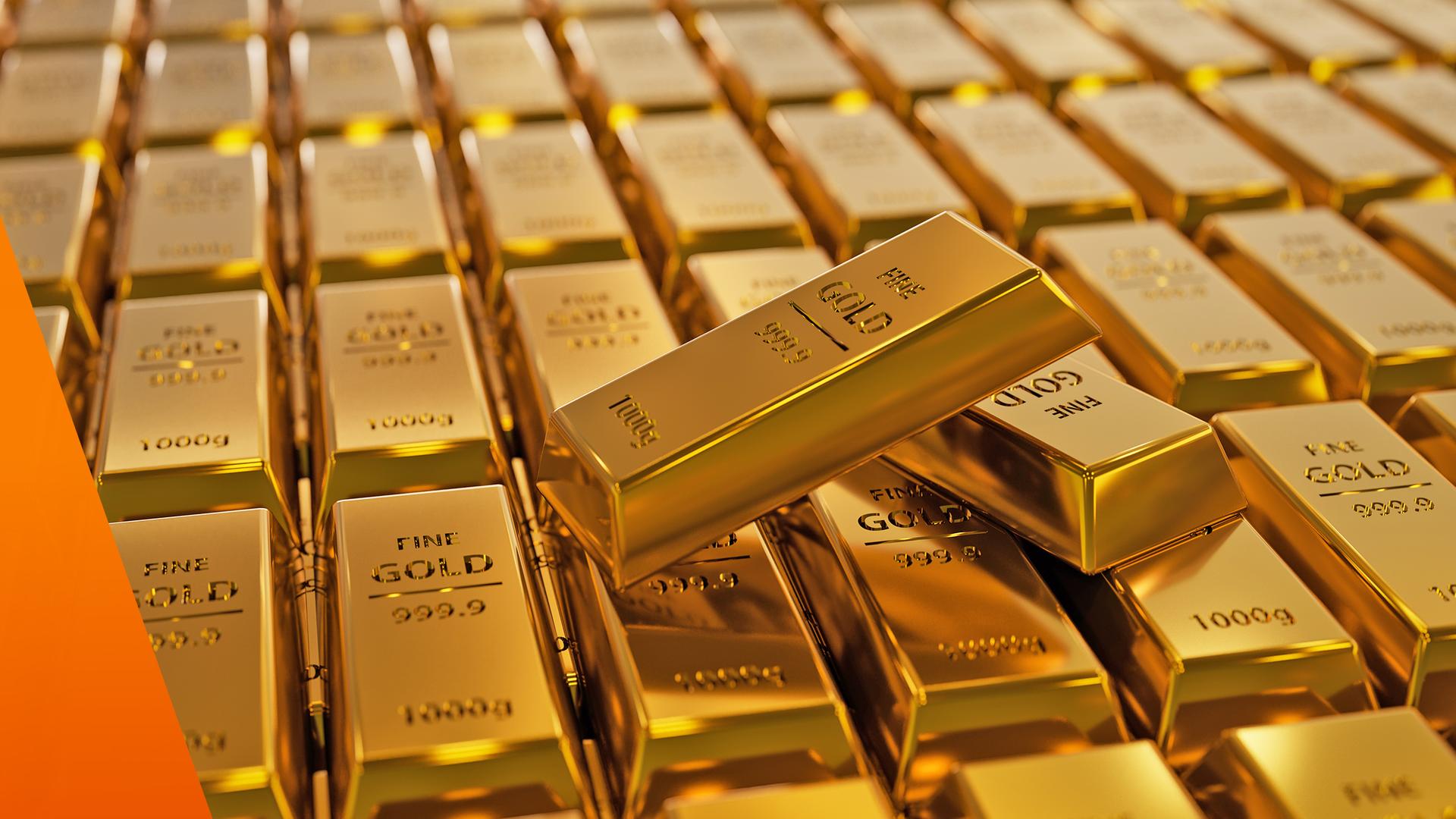 Goldbarren liegen nebeneinander gestapelt