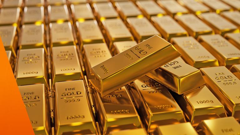 Goldbarren liegen nebeneinander gestapelt