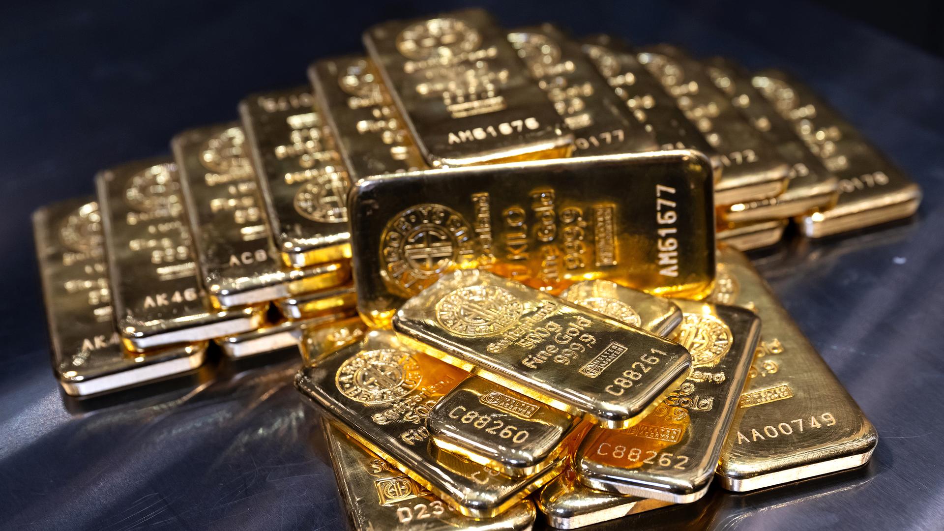 Goldbarren in unterschiedlicher Größe liegen beim Edelmetallhändler Pro Aurum in einem Tresor auf einem Tisch (Archivfoto)