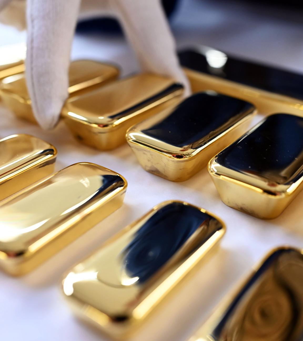 Bei der Agosi AG in Pforzheim werden frisch gegossene Goldbarren am 20.03.2023 gezeigt, die einen Feingoldgehalt von 99,99 Prozent haben (obere Reihe 1 Kilogramm je Stück, mittlere Reihe 500 Gramm je Stück, untere Reihe 250 Gramm je Stück).
