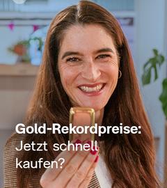 ZDF-Finanreporterin Sina Mainitz hält einen Goldbarren in der Hand. Vor ihr befindet sich die Aufschrift: "Gold-Rekordpreise: Jetzt schnell kaufen?".